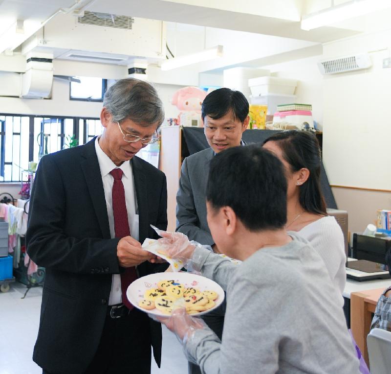 The Secretary for Labour and Welfare, Dr Law Chi-kwong, today (November 2) visited Central and Western District and called at Parkside Residence and Parkside Integrated Service Team operated by St James' Settlement Rehabilitation Services in Sai Ying Pun. Photo shows a person with disability sharing handmade cookies with Dr Law (left).