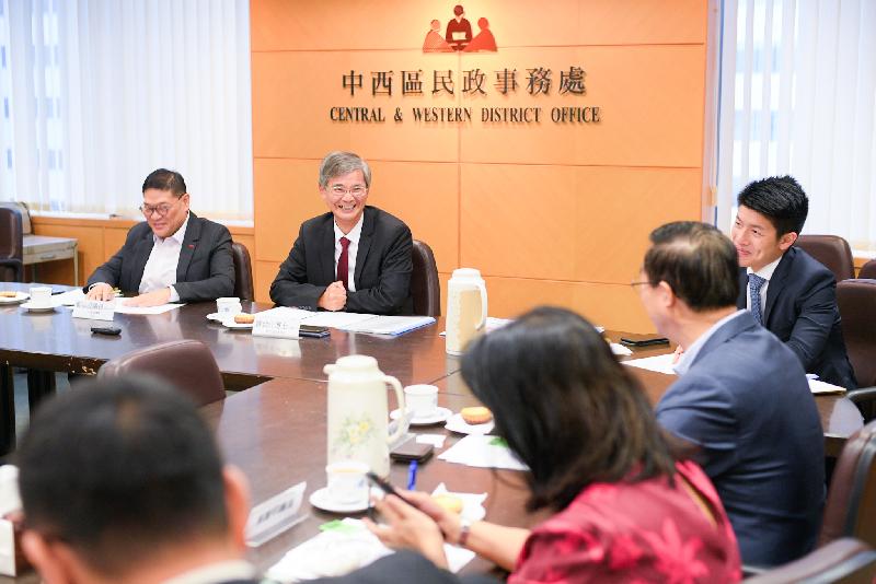 The Secretary for Labour and Welfare, Dr Law Chi-kwong, today (November 2) visited Central and Western District. Photo shows Dr Law (second left) meeting with the Chairman of the Central and Western District Council, Mr Yip Wing-shing (first left), and members to discuss labour and welfare matters.