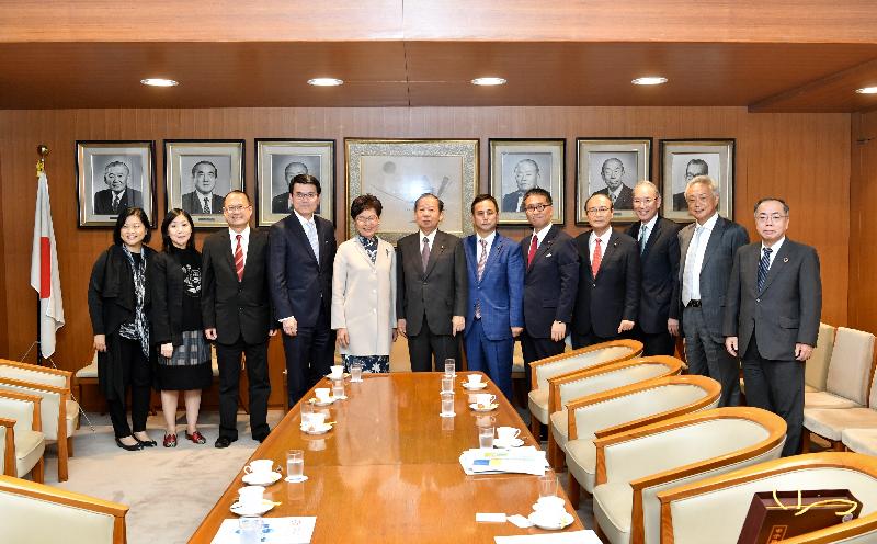 The Chief Executive, Mrs Carrie Lam, concluded her visit to Japan in Tokyo today (November 2). Photo shows Mrs Lam (fifth left), accompanied by the Secretary for Commerce and Economic Development, Mr Edward Yau (fourth left); the Principal Hong Kong Economic and Trade Representative, Tokyo, Ms Shirley Yung (first left); and the Director of Information Services, Miss Cathy Chu (second left), meeting with the Secretary-General of the ruling Liberal Democratic Party, Mr Toshihiro Nikai (sixth left), in the afternoon. The Chairman of the Chinese General Chamber of Commerce, Hong Kong, Dr Jonathan Choi (third left) also attended.