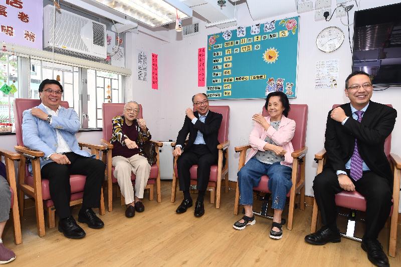 The Secretary for Transport and Housing, Mr Frank Chan Fan, visited Wong Tai Sin this afternoon (November 2). Photo shows Mr Chan (centre) joining the elderly in an activity in the Choi Hung Community Centre for Senior Citizens of Yang Memorial Methodist Social Service.
