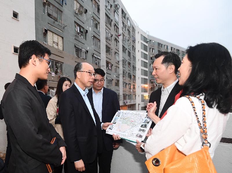 The Secretary for Transport and Housing, Mr Frank Chan Fan, toured Mei Tung Estate during his visit to Wong Tai Sin this afternoon (November 2). Photo shows Mr Chan (front row, second left) being briefed by Housing Department officers on the redevelopment programme for Mei Tung House and Mei Po House.