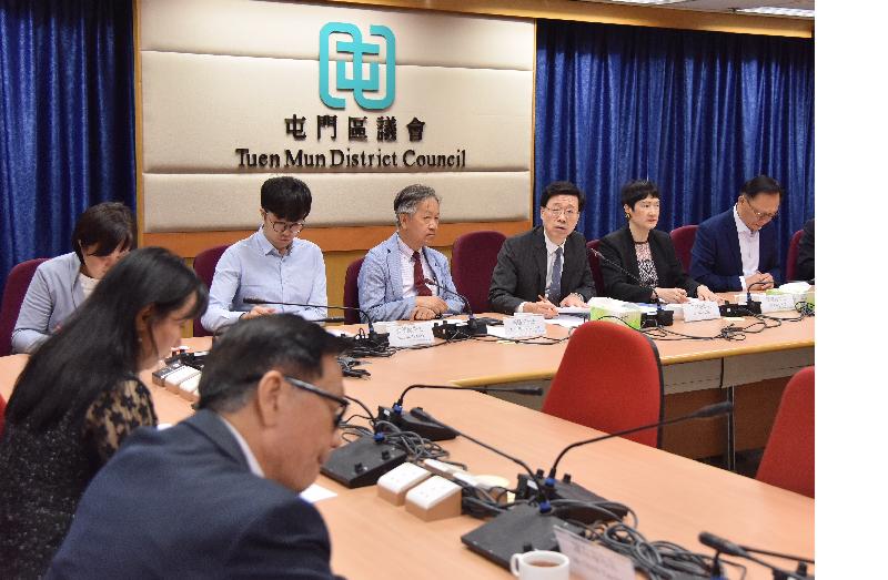 During his visit to Tuen Mun this afternoon (November 2), the Secretary for Security, Mr John Lee (third right), accompanied by the Acting District Officer (Tuen Mun), Miss Jenny Yip (second right), meets with the Chairman of the Tuen Mun District Council, Mr Leung Kin-man (fourth right), and other District Council members to exchange views on issues relating to the local law and order situation and people's livelihood.