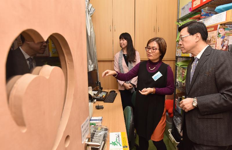 The Secretary for Security, Mr John Lee (first right), tours the facilities during his visit to the Tuen Mun Integrated Services Centre of the Tung Wah Group of Hospitals this afternoon (November 2).