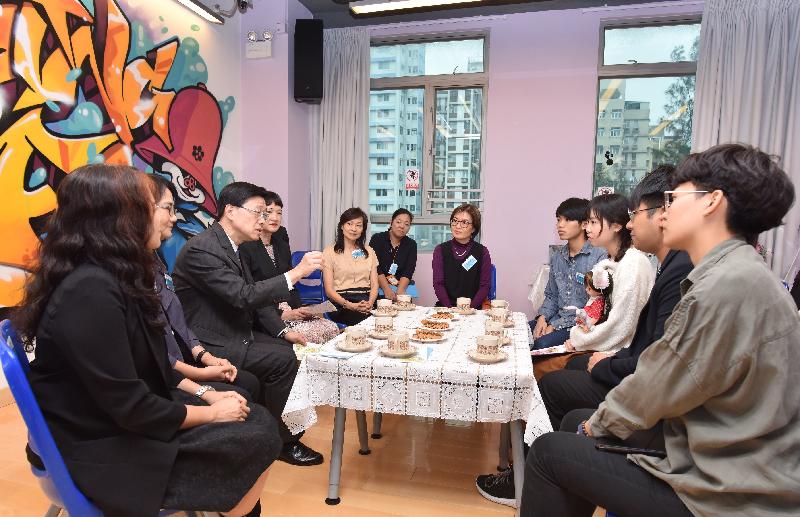 During his visit to the Tuen Mun Integrated Services Centre of the Tung Wah Group of Hospitals this afternoon (November 2), the Secretary for Security, Mr John Lee (third left), meets with participants of the Youth Dreamer Project, who shared their aspirations for the future, and encourages them to realise their dreams.