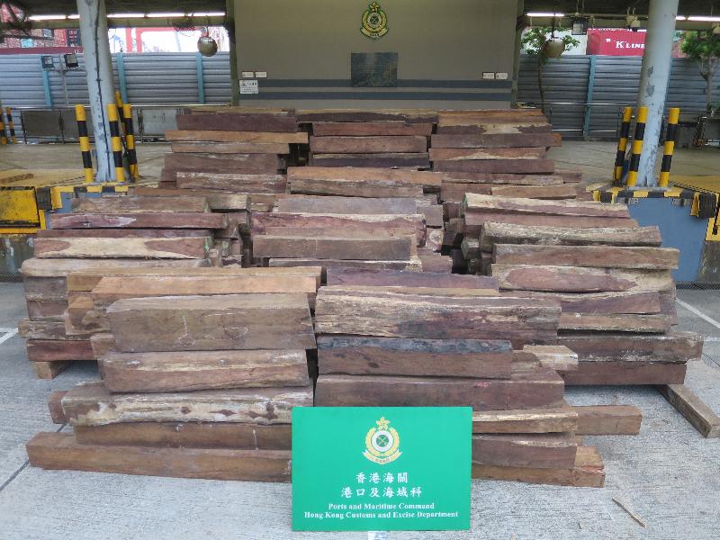 香港海关昨日（十一月二日）在葵涌海关大楼验货场的三个货柜内检获约八万三千公斤怀疑危地马拉黄檀木材，估计市值约三百三十万元。