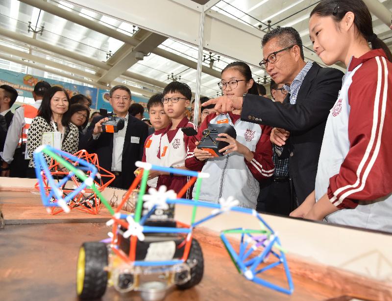 財政司司長陳茂波今日（十一月三日）出席創新科技嘉年華2018開幕禮。圖示陳茂波（右二）參觀展覽攤位。