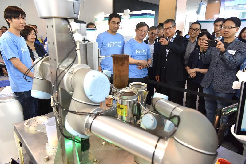 The Financial Secretary, Mr Paul Chan, attended the opening ceremony of InnoCarnival 2018 today (November 3). Photo shows Mr Chan (sixth right) touring an exhibition booth.