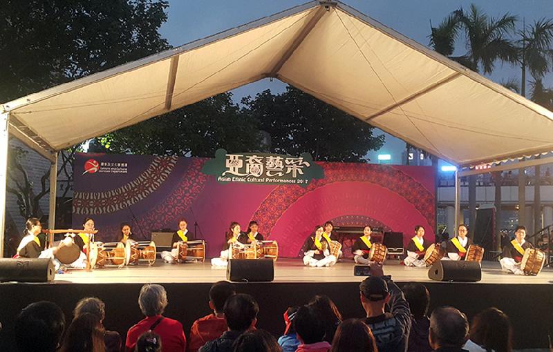 「亞裔藝采2018」於十一月十一日在香港文化中心露天廣場舉行，帶來富亞洲民族色彩的歌舞和藝穗活動，展現亞洲的多元文化，精彩的表演包括韓國傳統四物敲擊樂。