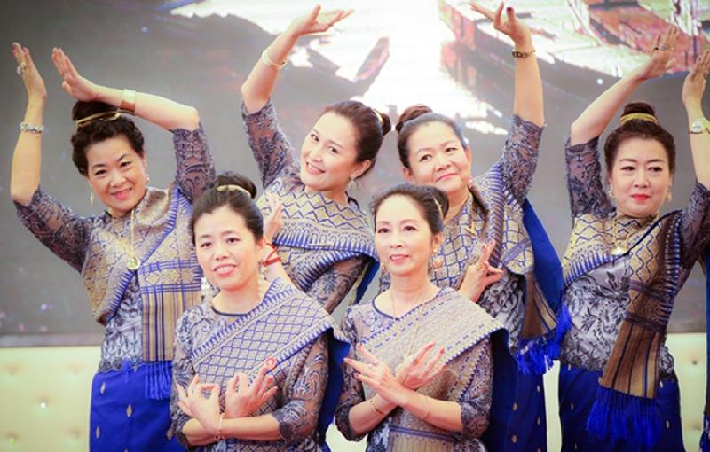 「亞裔藝采2018」於十一月十一日在香港文化中心露天廣場舉行，帶來富亞洲民族色彩的歌舞和藝穗活動，展現亞洲的多元文化，精彩的表演包括老撾傳統民族舞。