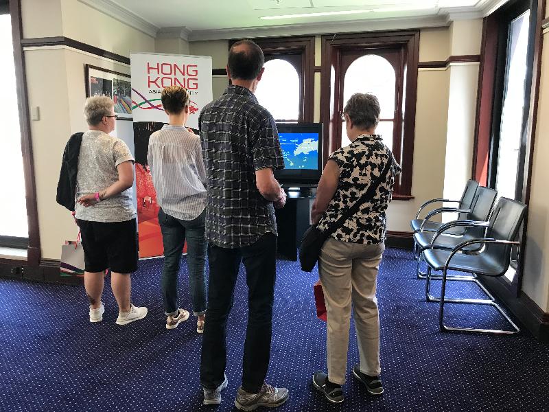 Hong Kong House, home of the Hong Kong Economic and Trade Office, Sydney, participated in Sydney Open once again to open its doors for public visits yesterday (November 4). Visitors learned about Hong Kong's latest developments through videos.