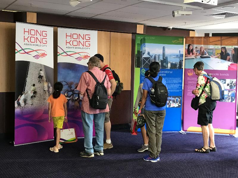 Hong Kong House, home of the Hong Kong Economic and Trade Office, Sydney, participated in Sydney Open once again to open its doors for public visits yesterday (November 4).  Visitors enhanced their understanding of Hong Kong through promotional materials. 