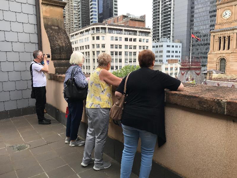 Hong Kong House, home of the Hong Kong Economic and Trade Office, Sydney, participated in Sydney Open once again to open its doors for public visits yesterday (November 4). Visitors could view the Sydney Town Hall precinct from the Level 5 balcony of Hong Kong House.