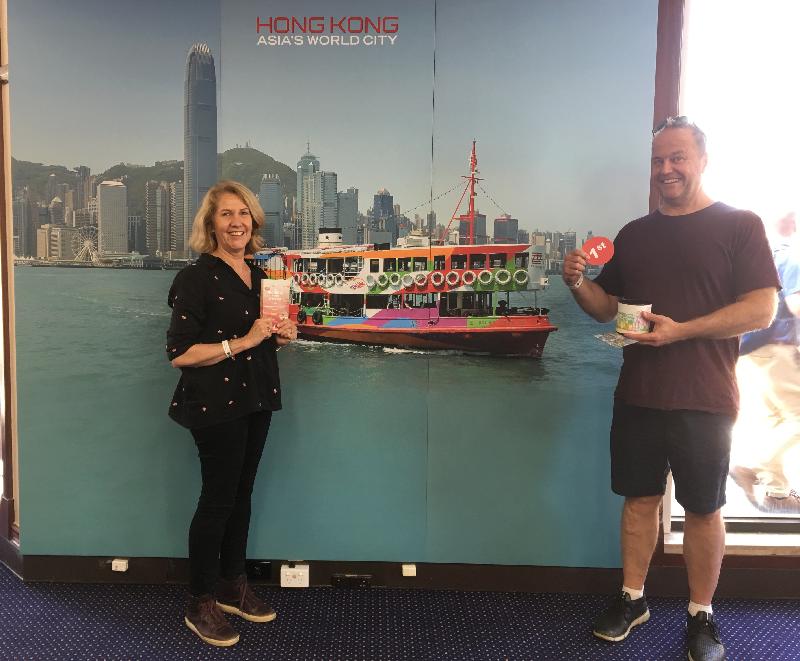 Hong Kong House, home of the Hong Kong Economic and Trade Office, Sydney, participated in Sydney Open once again to open its doors for public visits yesterday (November 4). Visitors received souvenirs with Hong Kong characteristics.