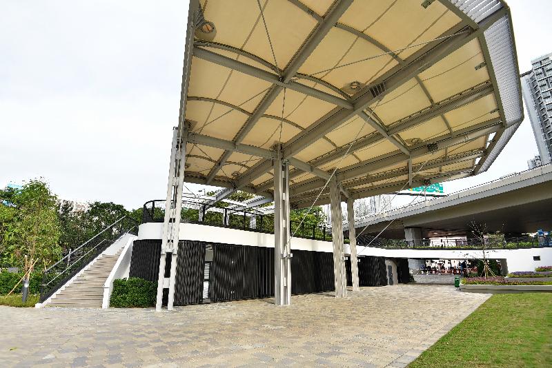 翠屏河花园（第一期）今日（十一月五日）启用，提供一个有盖多用途广场。