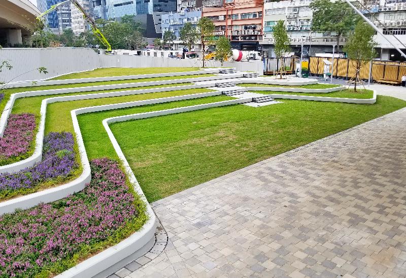 Tsui Ping River Garden (Phase I) opened for public use today (November 5). Photo shows the feature lawn in the garden.