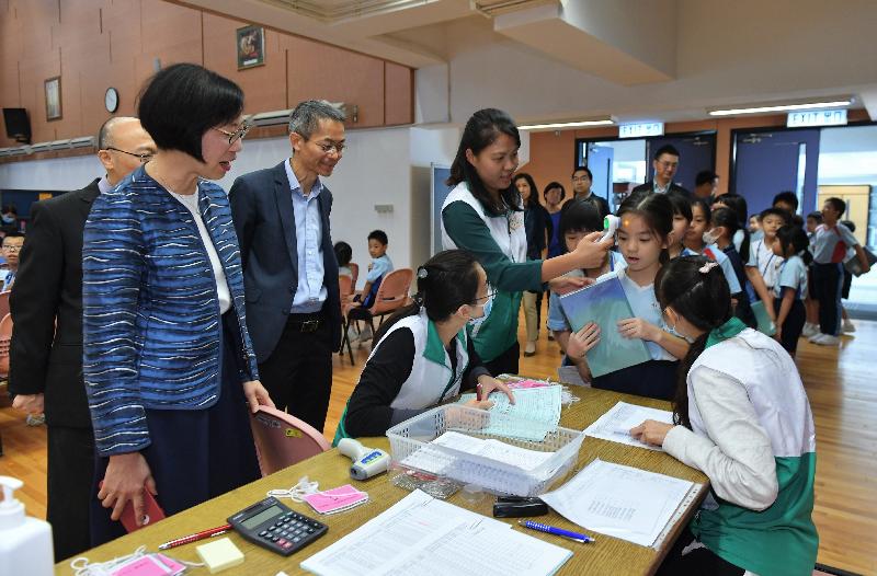 The Secretary for Food and Health, Professor Sophia Chan (first left), and the Controller of the Centre for Health Protection of the Department of Health, Dr Wong Ka-hing (second left), this morning (November 5) visit Maryknoll Fathers' School (Primary Section) in Sham Shui Po to observe the outreach vaccination arrangements under the School Outreach Vaccination Pilot Programme.