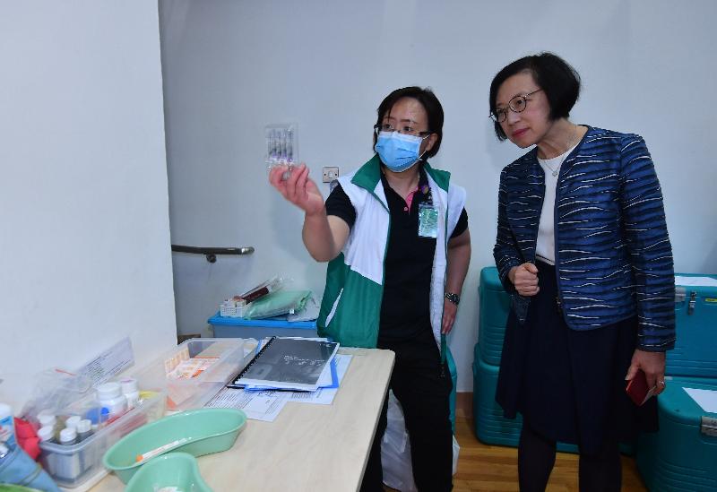 The Secretary for Food and Health, Professor Sophia Chan (right), this morning (November 5) views the vaccine storage and cold chain management by the Public-Private-Partnership Team under the School Outreach Vaccination Pilot Programme at Maryknoll Fathers' School (Primary Section).