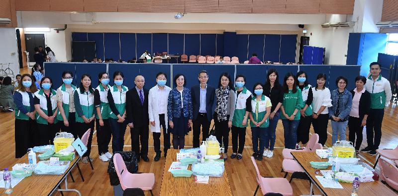 The Secretary for Food and Health, Professor Sophia Chan (ninth left); the Controller of the Centre for Health Protection of the Department of Health, Dr Wong Ka-hing (10th left); and the School Principal of Maryknoll Fathers' School (Primary Section), Dr Ng Wai-man (seventh left), are pictured with the Public-Private-Partnership Team providing outreach vaccination service for Maryknoll Fathers' School (Primary Section) under the School Outreach Vaccination Pilot Programme this morning (November 5).