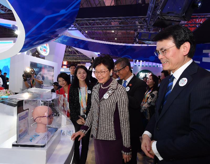 The Chief Executive, Mrs Carrie Lam, toured the China International Import Expo in Shanghai this afternoon (November 5). Photo shows Mrs Lam (third right); the Financial Secretary, Mr Paul Chan (second right); and the Secretary for Commerce and Economic Development, Mr Edward Yau (first right), viewing the Defocus Incorporated Multiple Segments Spectacle Lens for Myopia Control at the Hong Kong Exhibition Area.