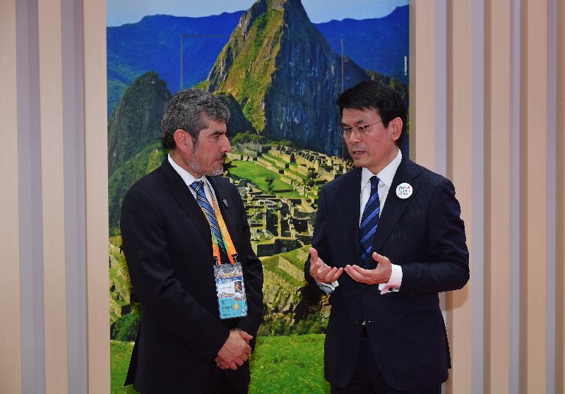 The Secretary for Commerce and Economic Development, Mr Edward Yau (right), meets with the Minister of Foreign Trade and Tourism of Peru, Mr Rogers Valencia (left), at the margin of the China International Import Expo in Shanghai today (November 5). As outlined in the Chief Executive’s 2018 Policy Address, Hong Kong is exploring a free trade agreement with the four members of the Pacific Alliance including Peru. The other three members are Chile, Colombia and Mexico. They discussed the free trade agreement as Peru is the President pro tem of Pacific Alliance for the year.   