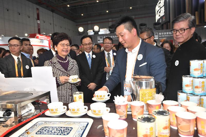 The Chief Executive, Mrs Carrie Lam, toured the China International Import Expo in Shanghai this afternoon (November 5). Photo shows Mrs Lam (second left); the Secretary for Constitutional and Mainland Affairs, Mr Patrick Nip (third left); the Director of the Chief Executive's Office, Mr Chan Kwok-ki (fourth left); and the Chairman of the Hong Kong Trade Development Council, Mr Vincent Lo (first right); touring the Hong Kong Enterprise and Business Exhibition.