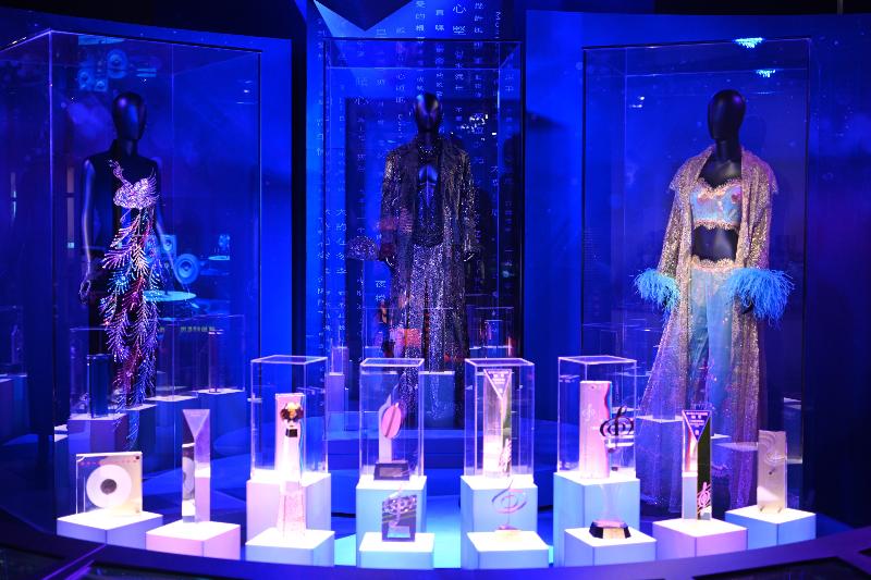  「光影流聲──香港公共廣播九十年」展覽開幕典禮今日（十一月六日）在香港文化博物館舉行。圖示展覽中展示（右起）梅艷芳、 張國榮和鄧麗君的舞台服飾，以及歷屆「十大中文金曲」獎座。