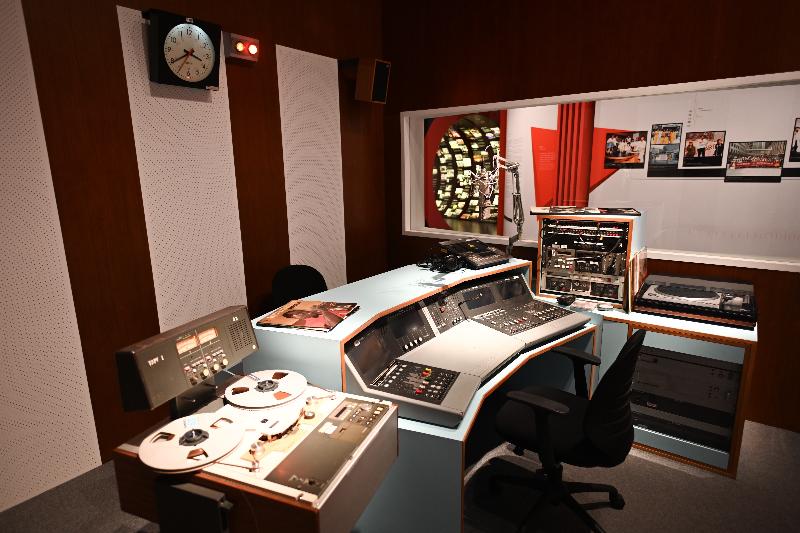 「光影流声──香港公共广播九十年」展览开幕典礼今日（十一月六日）在香港文化博物馆举行。图示展场内重塑录音室的场景。 