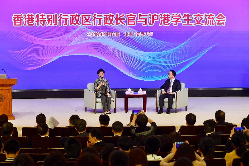 行政长官林郑月娥（左）今日（十一月六日）上午在上海复旦大学出席「上海青年与沪港发展」学生座谈会，与当地学生对谈。