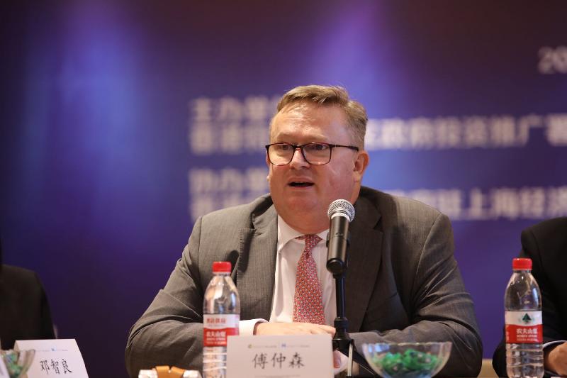 The Director-General of Investment Promotion, Mr Stephen Phillips, updates Shanghai business leaders about the opportunities Hong Kong has to offer at a roundtable in Shanghai today (November 6). 