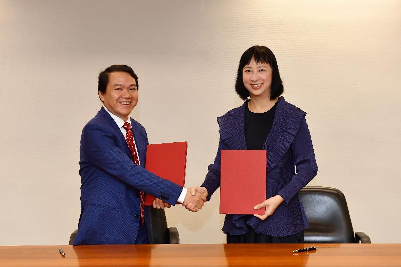The Leisure and Cultural Services Department and the Hubei Provincial Museum today (November 6) signed a Letter of Intent on Cultural Exchange and Co-operation, with an aim to strengthen cultural exchange and collaboration between the two sides. Photo shows the Director of Leisure and Cultural Services, Ms Michelle Li (right), shaking hands with the Director of Hubei Provincial Museum, Mr Fang Qin, at the signing ceremony.