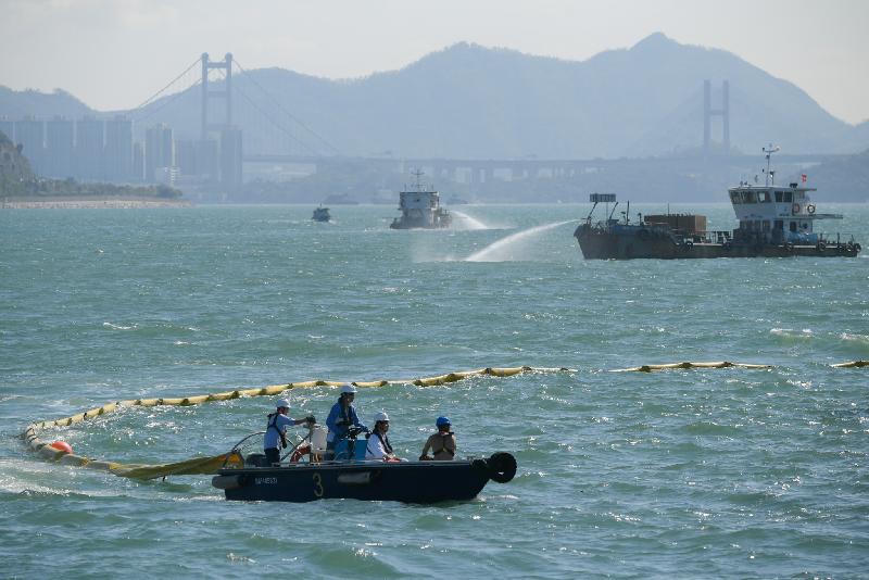 Two annual marine pollution joint response exercises, this year code-named Oilex 2018 and the Maritime Hazardous and Noxious Substances Exercise 2018, were held this morning (November 6) off Pearl Island, Tuen Mun. Photo shows oil combat teams using floating barrier booms to prevent a simulated spill from spreading.