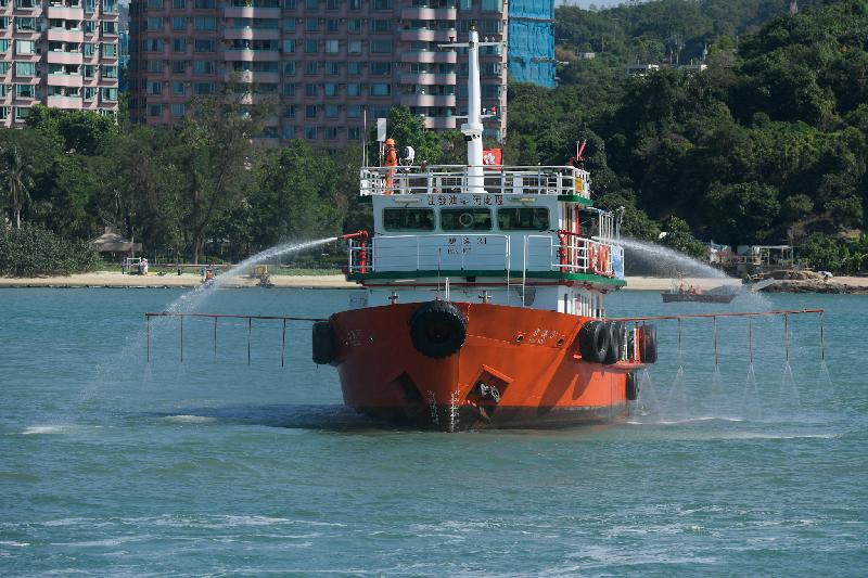 Two annual marine pollution joint response exercises, this year code-named Oilex 2018 and the Maritime Hazardous and Noxious Substances Exercise 2018, were held this morning (November 6) off Pearl Island, Tuen Mun. Photo shows a pollution control vessel simulating the spraying of oil dispersant with sea water onto oil on the sea surface.