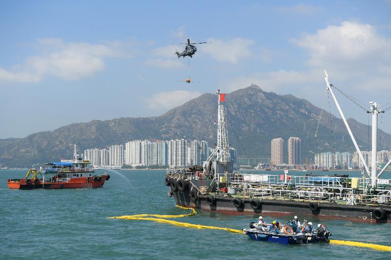 Two annual marine pollution joint response exercises, this year code-named Oilex 2018 and the Maritime Hazardous and Noxious Substances Exercise 2018, were held this morning (November 6) off Pearl Island, Tuen Mun. Photo shows a Government Flying Service helicopter participating in the clean-up drill and simulating the spraying of oil dispersant from the air.