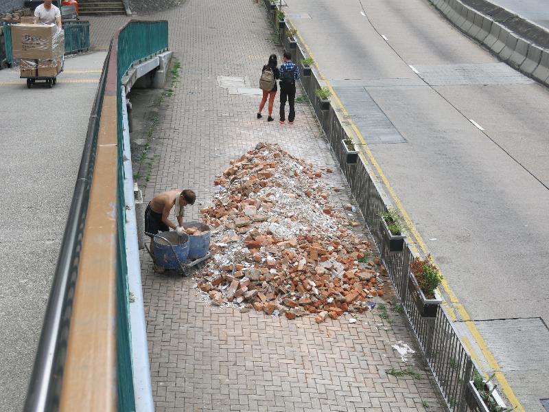 環境保護署今年四月發現建築工人非法在葵涌青山公路行人路非法棄置大量建築廢物。