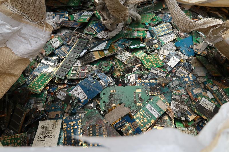 The Environmental Protection Department this April raided a recycling site at Shek Wu Wai in Yuen Long which illegally stored waste printed circuit boards (PCBs). The waste PCBs, which are classified as chemical waste, were placed at the open space of the recycling site with a total weight of about 6 tonnes and an estimated total export value of $600,000. 