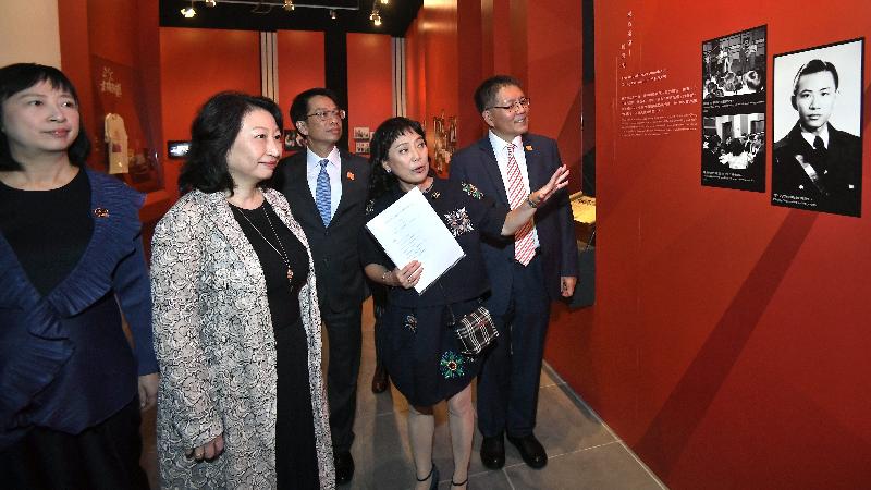 署理行政长官郑若骅资深大律师今日（十一月六日）出席「光影流声──香港公共广播九十年」展览的开幕典礼。图示郑若骅（左二）参观展览。