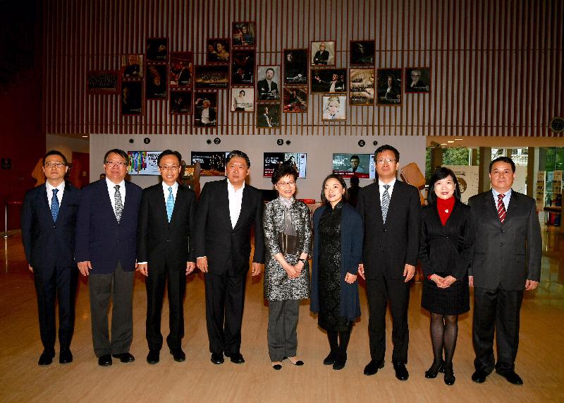 The Chief Executive, Mrs Carrie Lam, visited the Shanghai Symphony Hall in Shanghai today (November 6). Photo shows (from left) Vice President of the Shanghai Symphony Orchestra Mr Qu Yue; the Director of the Chief Executive's Office, Mr Chan Kwok-ki; the Secretary for Constitutional and Mainland Affairs, Mr Patrick Nip; the Music Director of the Shanghai Symphony Orchestra, Mr Yu Long; Mrs Lam; the President of the Shanghai Symphony Orchestra, Ms Zhou Ping; the Deputy Director-General of the Hong Kong and Macao Affairs Office of the Shanghai Municipal Government, Mr Zhou Yajun; the Director of the Hong Kong Economic and Trade Office in Shanghai, Miss Victoria Tang; and the Secretary of Party Branch of the Shanghai Symphony Orchestra, Mr Wang Wanchun, after touring the Hall.