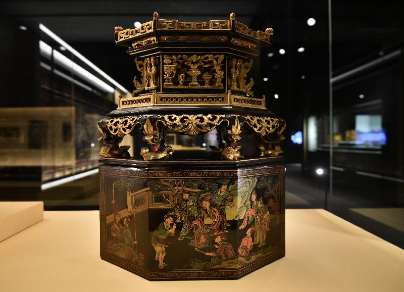 「金漆輝映：潮州木雕」展覽今日（十一月七日）於香港歷史博物館開幕。圖示展覽展出的金漆木雕彩漆畫《王茂生進酒》菱形饌盒。