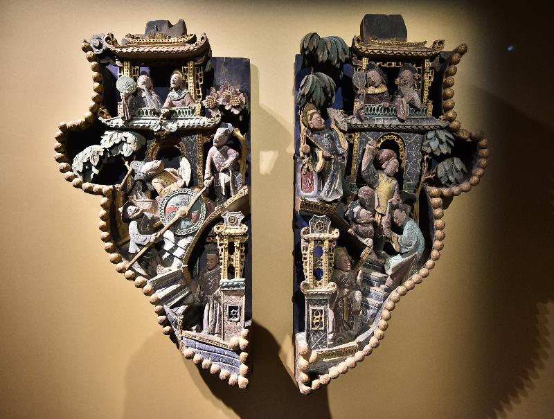 An opening ceremony for the exhibition "Gilded Glory: Chaozhou Woodcarving" was held today (November 7) at the Hong Kong Museum of History. Photo shows painted queti brackets featuring "Tale of the lychee and mirror carved in relief", which is on display at the exhibition.