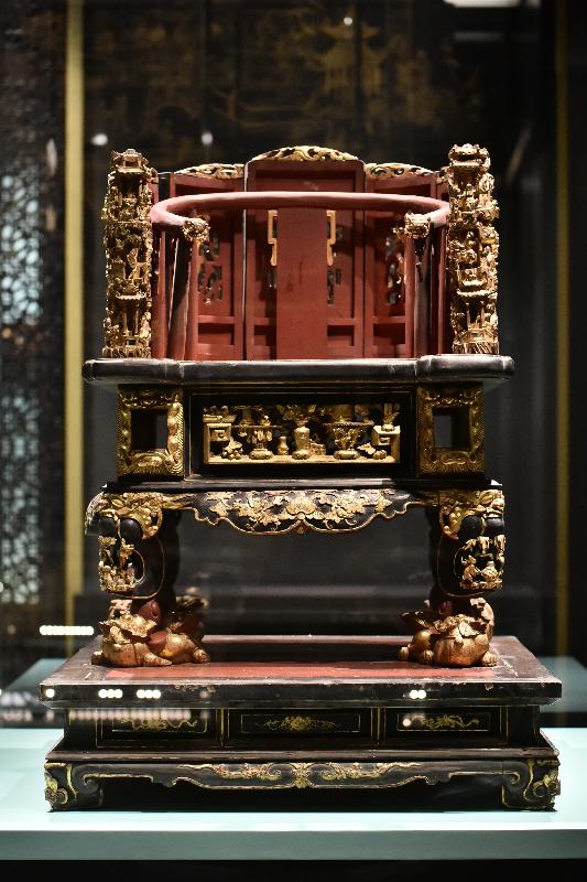 An opening ceremony for the exhibition "Gilded Glory: Chaozhou Woodcarving" was held today (November 7) at the Hong Kong Museum of History. Photo shows a gilt wooden divine sedan chair, which is on display at the exhibition.