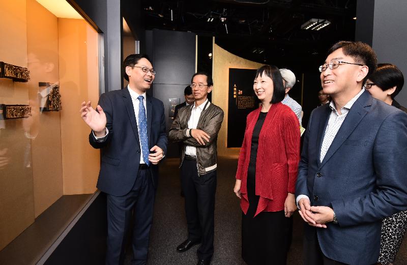 An opening ceremony for the exhibition "Gilded Glory: Chaozhou Woodcarving" was held today (November 7) at the Hong Kong Museum of History. Photo shows the Curator (Exhibition and Research) of the Hong Kong Museum of History, Mr Terence Cheung (first left) introducing exhibits to (from second left) the advisor of the Federation of Hong Kong Chiu Chow Community Organizations, Mr Lam Chiu-ying; the Director of Leisure and Cultural Services, Ms Michelle Li; and the Executive Vice Chairman of the Federation of Hong Kong Chiu Chow Community Organizations, Dr Ko Wing-man. 