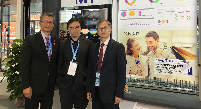 The Financial Secretary, Mr Paul Chan, today (November 7) attended the 5th World Internet Conference in Wuzhen. Photo shows Mr Chan (left); the Under Secretary for Innovation and Technology, Dr David Chung (right); and the representative of one of the Hong Kong booths after visit.