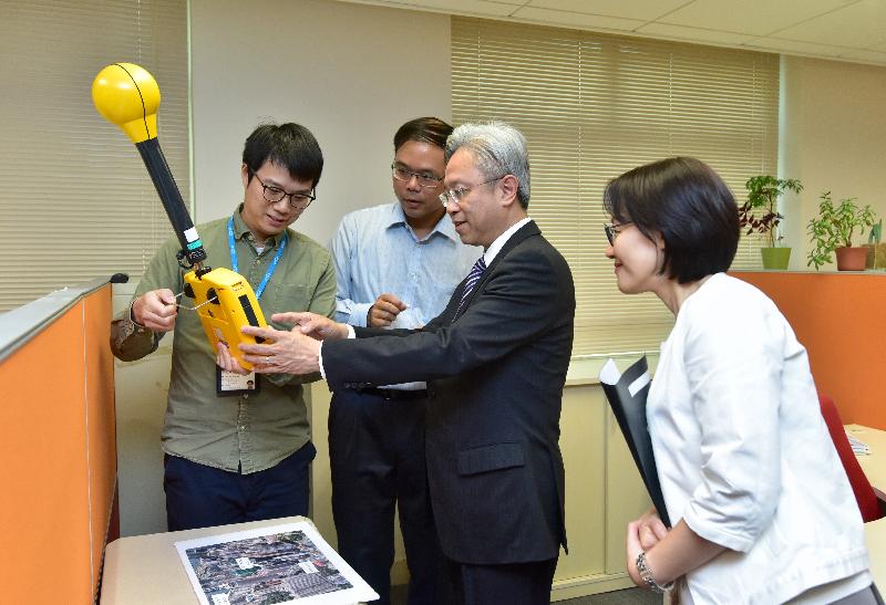 The Secretary for the Civil Service, Mr Joshua Law, visited the Office of the Communications Authority today (November 8). Photo shows Mr Law (second right) learning about the measuring of non-ionizing radiation with the use of a radiation meter. Looking on is the Director-General of Communications, Miss Agnes Wong (first right).