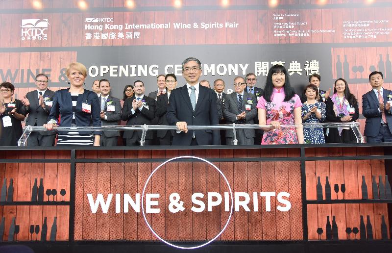 The Acting Financial Secretary, Mr James Lau, attended the opening ceremony of the Hong Kong International Wine & Spirits Fair 2018 at the Hong Kong Convention and Exhibition Centre today (November 8). Photo shows (first row, from left) the Minister of Agriculture, Forestry and Food of the Republic of Slovenia, Dr Aleksandra Pivec; Mr Lau; the Executive Director of the Hong Kong Trade Development Council, Ms Margaret Fong, and other guests at the ceremony.