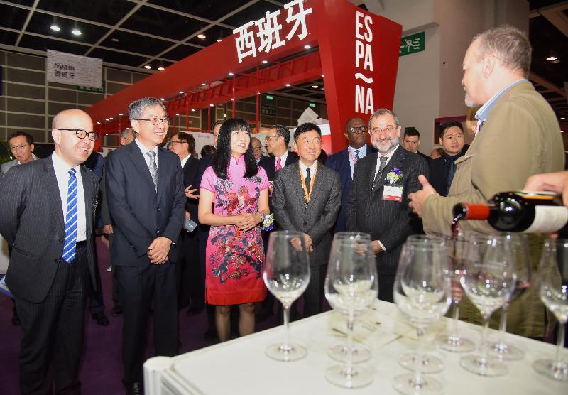 The Acting Financial Secretary, Mr James Lau (second left), tours the Hong Kong International Wine & Spirits Fair 2018 at the Hong Kong Convention and Exhibition Centre today (November 8).