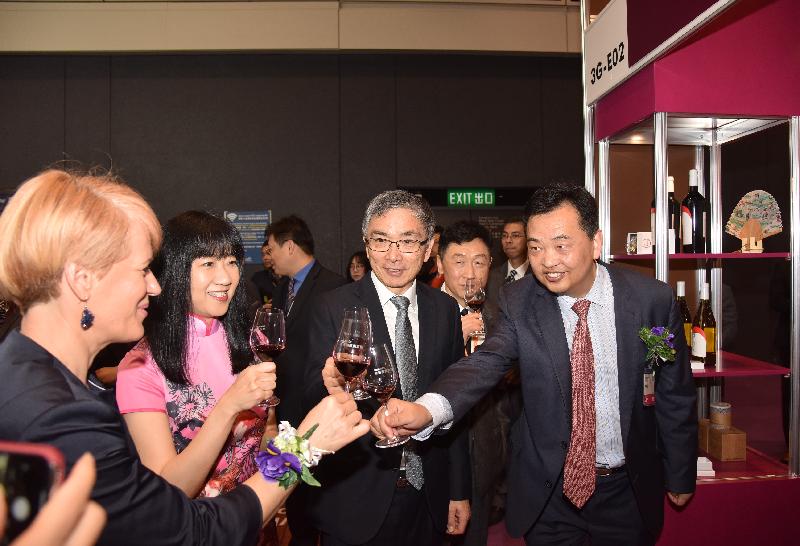 The Acting Financial Secretary, Mr James Lau (second right), tours the Hong Kong International Wine & Spirits Fair 2018 at the Hong Kong Convention and Exhibition Centre today (November 8).