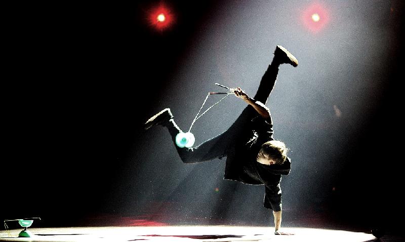 World-class circus artists will perform in the 5th China International Circus Festival - Hong Kong performance next Tuesday (November 13) from 2pm to 3.30pm at the Hong Kong Cultural Centre Piazza, featuring exciting acrobatics and entertaining circus acts. Photo shows a diabolo performance. 