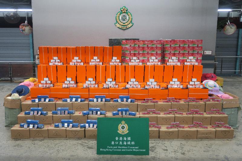 香港海关今日（十一月九日）在葵涌海关大楼验货场的一个货柜内检获一批怀疑走私货物，包括电池、帽及扑克牌，估计市值约三百万元。