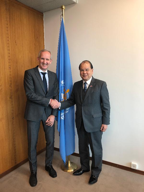 The Chief Secretary for Administration, Mr Matthew Cheung Kin-chung (right), meets  the Assistant Director-General and Chef de Cabinet of the World Health Organization, Dr Bernhard Schwartländer (left), on November 7 (Geneva time) during his visit to Geneva, Switzerland.