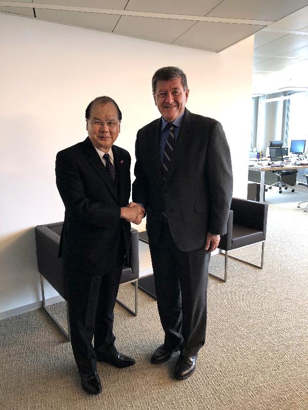 The Chief Secretary for Administration, Mr Matthew Cheung Kin-chung (left), today (November 9, Geneva time) calls on the Director-General of the International Labour Organization, Mr Guy Ryder (right), in Geneva, Switzerland.